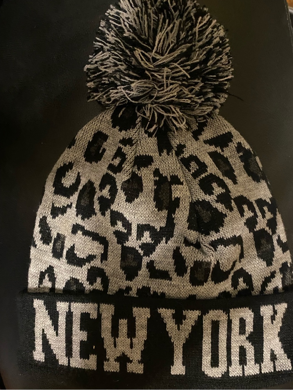 Hunter Kids Leopard Pom Beanie Hat in Black and Gray A1H1